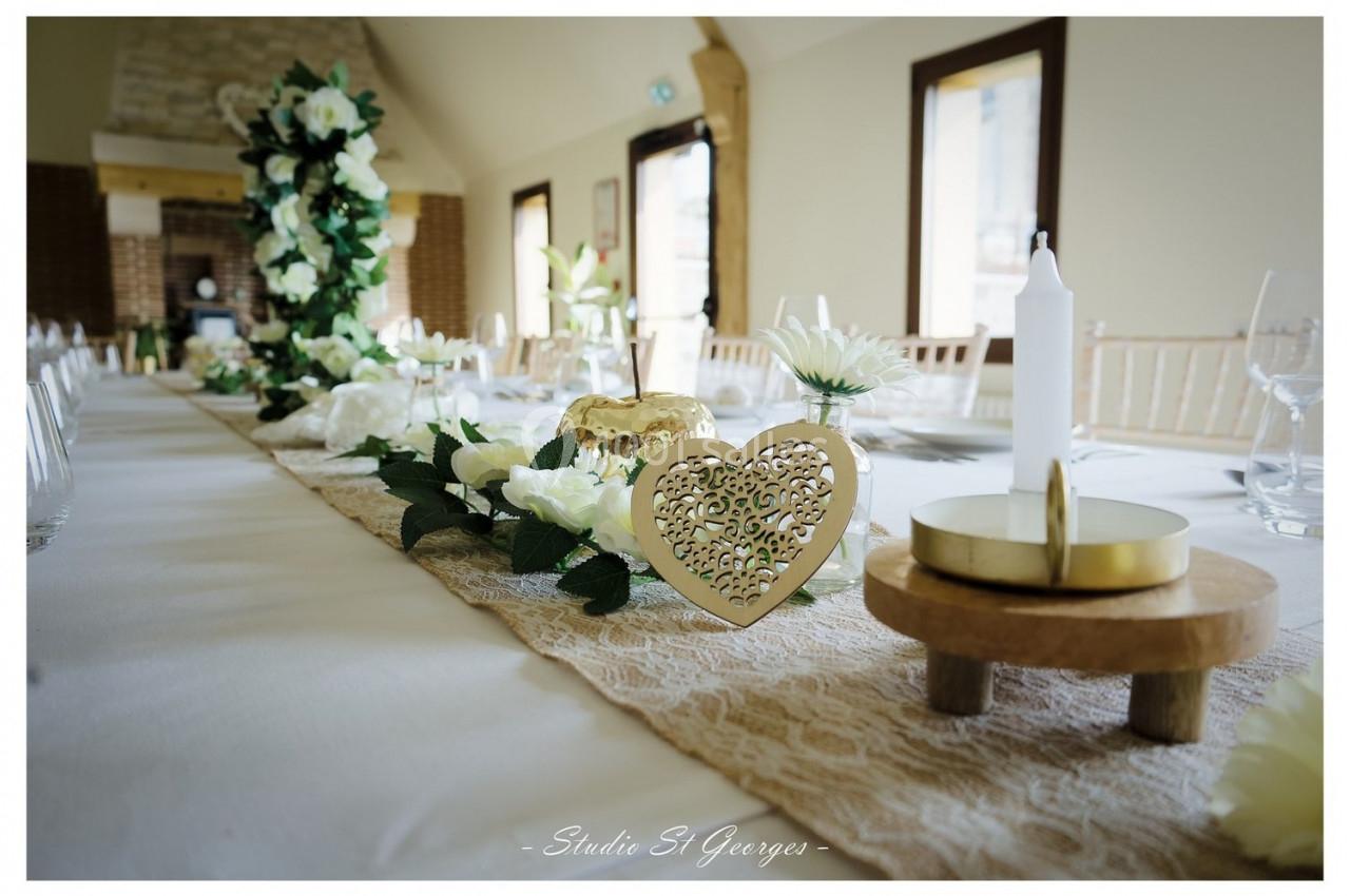 Location salle Saint-Samson-de-la-Roque (Eure) - Manoir Néo Normand #12 Décoration de table de mariage avec chemin de table en dentelle, fleurs blanches, bougies et ornements dorés en forme de…