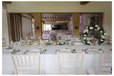 Miniature Location salle Saint-Samson-de-la-Roque (Eure) - Manoir Néo Normand #79 Passerelle en bois surplombant un jardin fleuri avec des arbres et un ciel dégagé en arrière-plan.