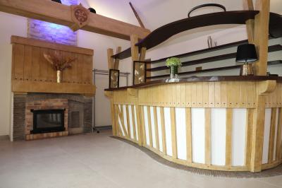 Miniature Location salle Saint-Samson-de-la-Roque (Eure) - Manoir Néo Normand #80 Passerelle en bois surplombant un jardin fleuri avec des arbres et un ciel dégagé en arrière-plan.