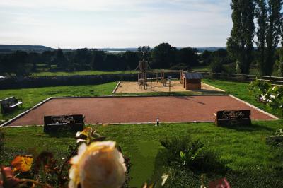 Miniature Location salle Saint-Samson-de-la-Roque (Eure) - Manoir Néo Normand #81 Passerelle en bois surplombant un jardin fleuri avec des arbres et un ciel dégagé en arrière-plan.