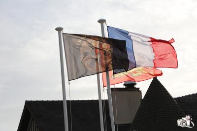 Miniature Location salle Saint-Samson-de-la-Roque (Eure) - Manoir Néo Normand #86 Passerelle en bois surplombant un jardin fleuri avec des arbres et un ciel dégagé en arrière-plan.