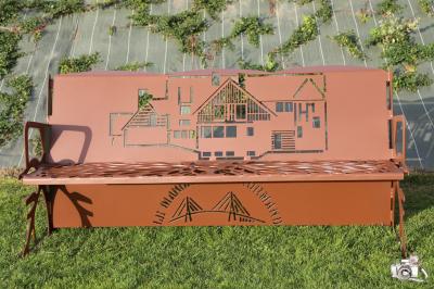 Miniature Location salle Saint-Samson-de-la-Roque (Eure) - Manoir Néo Normand #83 Passerelle en bois surplombant un jardin fleuri avec des arbres et un ciel dégagé en arrière-plan.