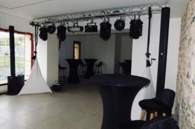 Miniature Location salle Saint-Samson-de-la-Roque (Eure) - Manoir Néo Normand #89 Passerelle en bois surplombant un jardin fleuri avec des arbres et un ciel dégagé en arrière-plan.