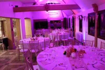 Miniature Location salle Saint-Samson-de-la-Roque (Eure) - Manoir Néo Normand #15 Passerelle en bois surplombant un jardin fleuri avec des arbres et un ciel dégagé en arrière-plan.