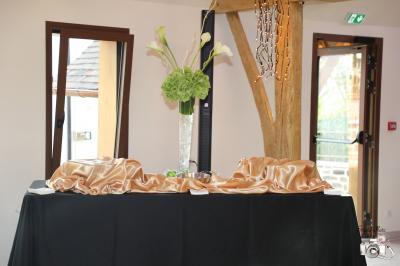 Miniature Location salle Saint-Samson-de-la-Roque (Eure) - Manoir Néo Normand #94 Passerelle en bois surplombant un jardin fleuri avec des arbres et un ciel dégagé en arrière-plan.