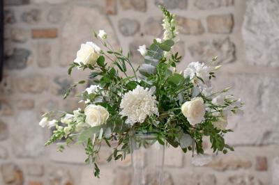Miniature Location salle Saint-Samson-de-la-Roque (Eure) - Manoir Néo Normand #95 Passerelle en bois surplombant un jardin fleuri avec des arbres et un ciel dégagé en arrière-plan.