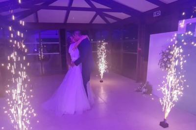 Miniature Location salle Saint-Samson-de-la-Roque (Eure) - Manoir Néo Normand #14 Passerelle en bois surplombant un jardin fleuri avec des arbres et un ciel dégagé en arrière-plan.