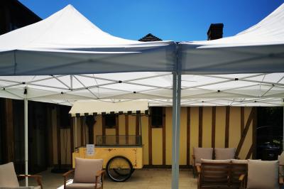 Miniature Location salle Saint-Samson-de-la-Roque (Eure) - Manoir Néo Normand #97 Passerelle en bois surplombant un jardin fleuri avec des arbres et un ciel dégagé en arrière-plan.