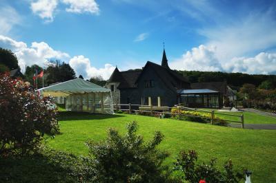 Miniature Location salle Saint-Samson-de-la-Roque (Eure) - Manoir Néo Normand #100 Passerelle en bois surplombant un jardin fleuri avec des arbres et un ciel dégagé en arrière-plan.