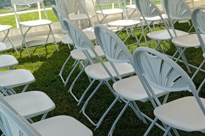 Miniature Location salle Saint-Samson-de-la-Roque (Eure) - Manoir Néo Normand #101 Passerelle en bois surplombant un jardin fleuri avec des arbres et un ciel dégagé en arrière-plan.