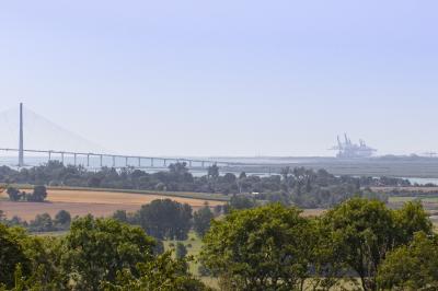 Miniature Location salle Saint-Samson-de-la-Roque (Eure) - Manoir Néo Normand #102 Passerelle en bois surplombant un jardin fleuri avec des arbres et un ciel dégagé en arrière-plan.