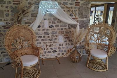 Miniature Location salle Saint-Samson-de-la-Roque (Eure) - Manoir Néo Normand #3 Passerelle en bois surplombant un jardin fleuri avec des arbres et un ciel dégagé en arrière-plan.