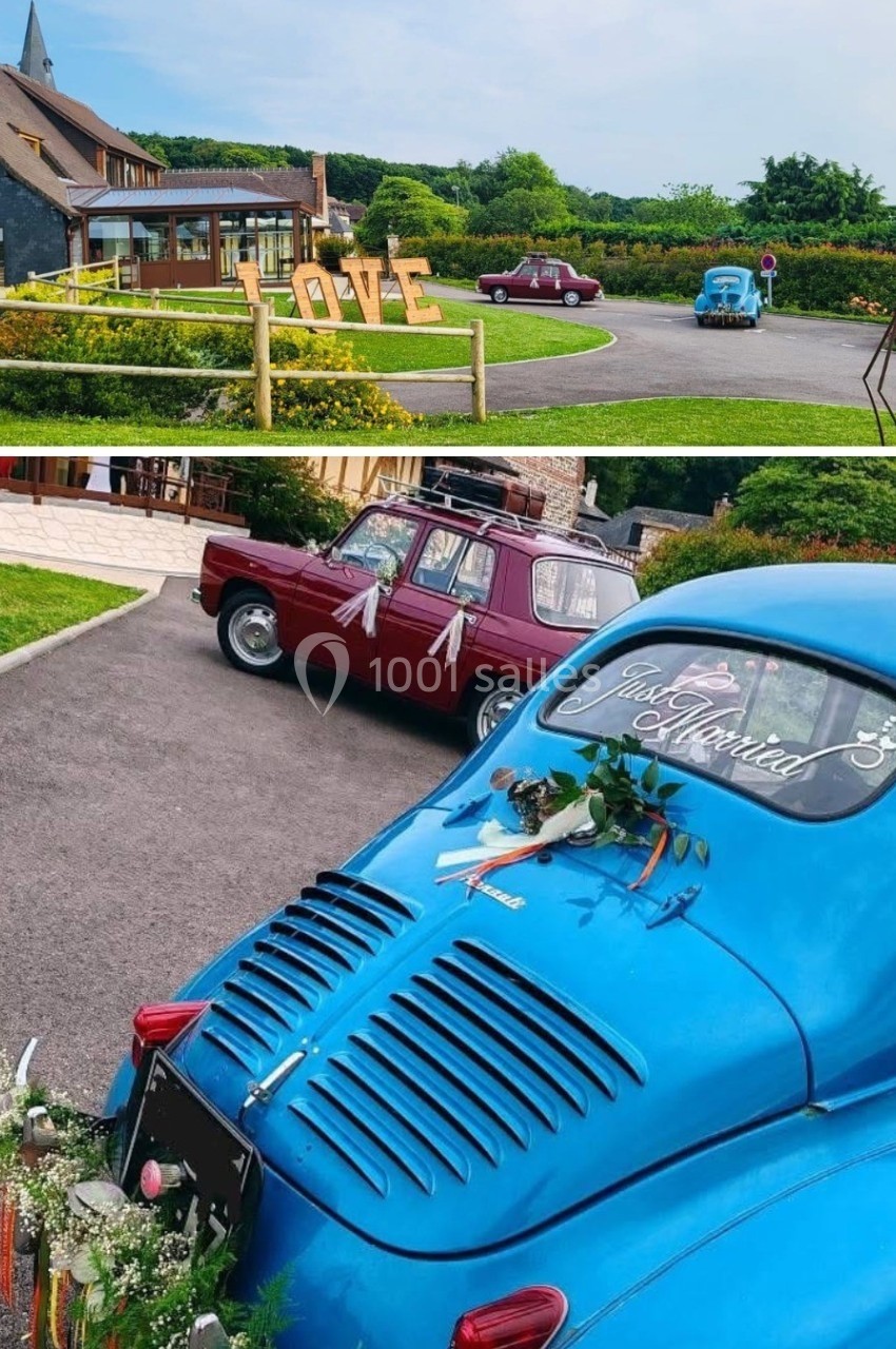 Deux voitures anciennes décorées pour un mariage, stationnées devant un bâtiment avec des lettres ’LOVE’ en arrière-plan.