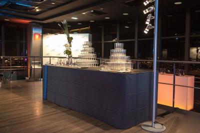 Vue aérienne de Paris au crépuscule, avec la tour Eiffel illuminée et les Invalides visibles au premier plan.