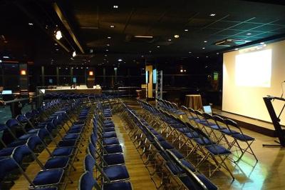 Vue aérienne de Paris au crépuscule, avec la tour Eiffel illuminée et les Invalides visibles au premier plan.