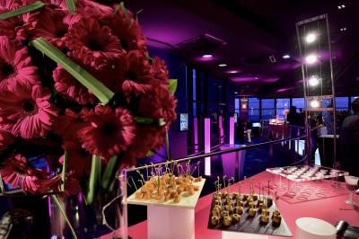 Vue aérienne de Paris au crépuscule, avec la tour Eiffel illuminée et les Invalides visibles au premier plan.