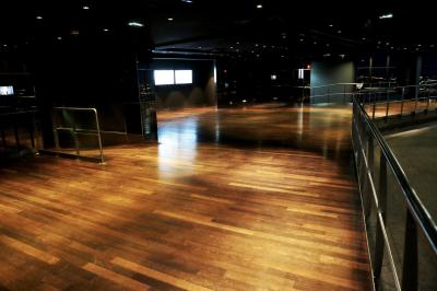 Vue aérienne de Paris au crépuscule, avec la tour Eiffel illuminée et les Invalides visibles au premier plan.