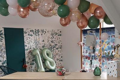 Miniature Location salle Carquefou (Loire-Atlantique) - Cb's Réseau #6 Table dressée avec nappe blanche, chemin de table bleu, verres, couverts, bougies et bouteille d'eau.