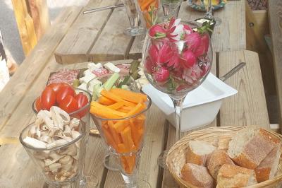 Miniature Location salle Carquefou (Loire-Atlantique) - Cb's Réseau #19 Table dressée avec nappe blanche, chemin de table bleu, verres, couverts, bougies et bouteille d'eau.