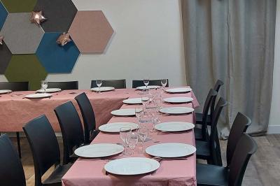 Miniature Location salle Carquefou (Loire-Atlantique) - Cb's Réseau #8 Table dressée avec nappe blanche, chemin de table bleu, verres, couverts, bougies et bouteille d'eau.