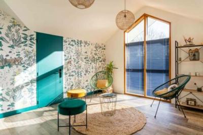 Miniature Location salle Carquefou (Loire-Atlantique) - Cb's Réseau #9 Table dressée avec nappe blanche, chemin de table bleu, verres, couverts, bougies et bouteille d'eau.