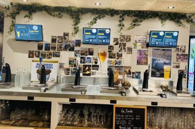 Miniature Location salle Carquefou (Loire-Atlantique) - Cb's Réseau #13 Table dressée avec nappe blanche, chemin de table bleu, verres, couverts, bougies et bouteille d'eau.