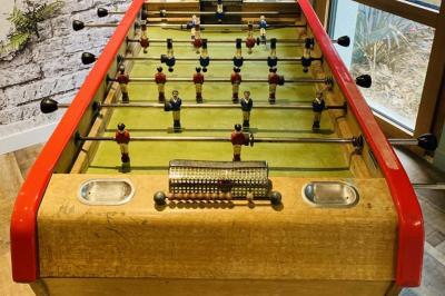 Miniature Location salle Carquefou (Loire-Atlantique) - Cb's Réseau #18 Table dressée avec nappe blanche, chemin de table bleu, verres, couverts, bougies et bouteille d'eau.