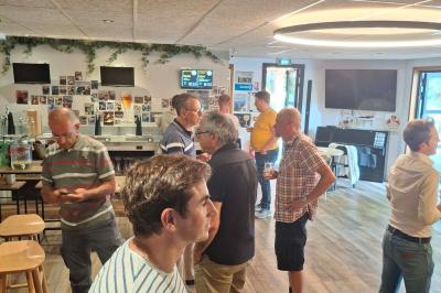 Miniature Location salle Carquefou (Loire-Atlantique) - Cb's Réseau #16 Table dressée avec nappe blanche, chemin de table bleu, verres, couverts, bougies et bouteille d'eau.