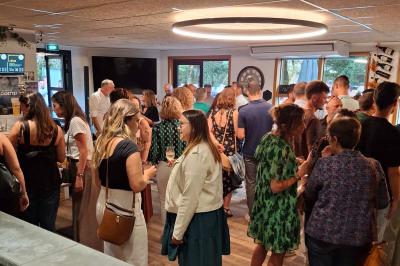 Miniature Location salle Carquefou (Loire-Atlantique) - Cb's Réseau #3 Table dressée avec nappe blanche, chemin de table bleu, verres, couverts, bougies et bouteille d'eau.