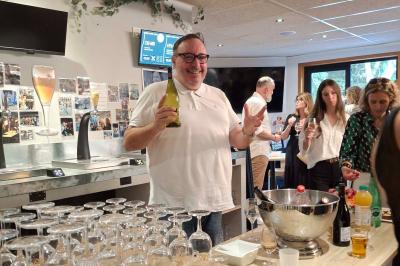 Miniature Location salle Carquefou (Loire-Atlantique) - Cb's Réseau #11 Table dressée avec nappe blanche, chemin de table bleu, verres, couverts, bougies et bouteille d'eau.