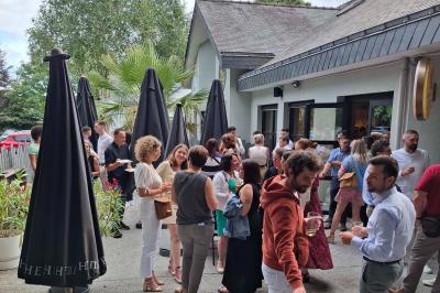 Miniature Location salle Carquefou (Loire-Atlantique) - Cb's Réseau #2 Table dressée avec nappe blanche, chemin de table bleu, verres, couverts, bougies et bouteille d'eau.