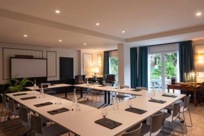 Soufflé servi avec des fraises, crème chantilly, crumble et sorbet, présenté sur une assiette élégante.