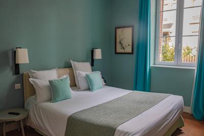 Soufflé servi avec des fraises, crème chantilly, crumble et sorbet, présenté sur une assiette élégante.