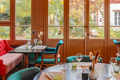 Soufflé servi avec des fraises, crème chantilly, crumble et sorbet, présenté sur une assiette élégante.