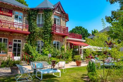 Soufflé servi avec des fraises, crème chantilly, crumble et sorbet, présenté sur une assiette élégante.