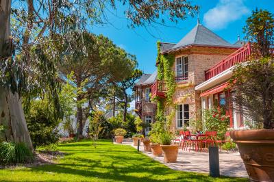 Soufflé servi avec des fraises, crème chantilly, crumble et sorbet, présenté sur une assiette élégante.