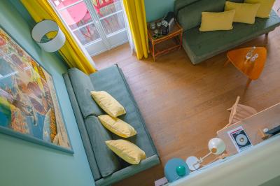 Soufflé servi avec des fraises, crème chantilly, crumble et sorbet, présenté sur une assiette élégante.