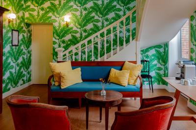 Soufflé servi avec des fraises, crème chantilly, crumble et sorbet, présenté sur une assiette élégante.