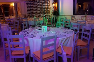 Statue en pierre représentant une femme dans un jardin avec des pots en terre cuite et une allée pavée en arrière-plan.