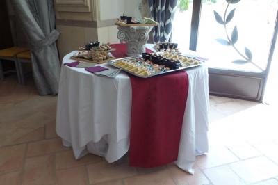 Statue en pierre représentant une femme dans un jardin avec des pots en terre cuite et une allée pavée en arrière-plan.