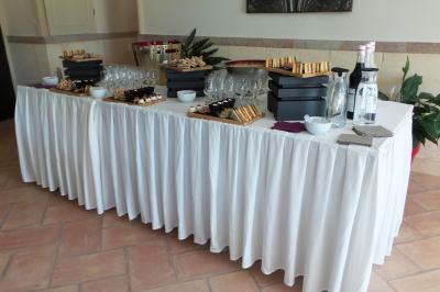 Statue en pierre représentant une femme dans un jardin avec des pots en terre cuite et une allée pavée en arrière-plan.