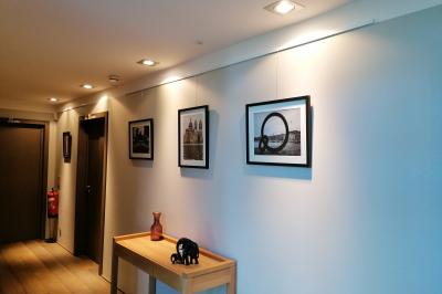 Table dressée pour un dîner en extérieur sous une structure lumineuse avec guirlandes, près d'un bâtiment moderne.
