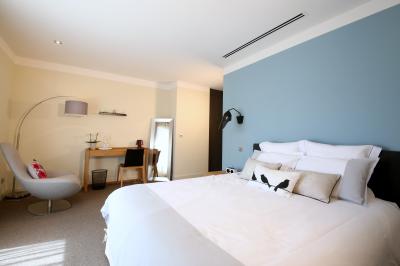 Table dressée pour un dîner en extérieur sous une structure lumineuse avec guirlandes, près d'un bâtiment moderne.
