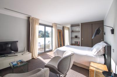 Table dressée pour un dîner en extérieur sous une structure lumineuse avec guirlandes, près d'un bâtiment moderne.