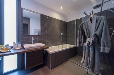 Table dressée pour un dîner en extérieur sous une structure lumineuse avec guirlandes, près d'un bâtiment moderne.