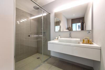Table dressée pour un dîner en extérieur sous une structure lumineuse avec guirlandes, près d'un bâtiment moderne.