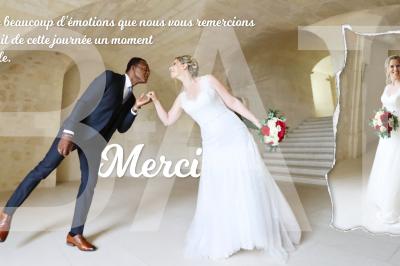 Deux lits simples avec draps rouges dans une chambre lumineuse en pierre, équipée d'une fenêtre et d'un bureau.