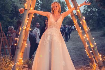Sanitaires modernes en bois avec cabines, lavabos et vue sur un espace extérieur arboré.