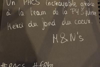 Vue intérieure d'un appartement moderne avec cuisine ouverte, et photo extérieure d'un immeuble résidentiel.
