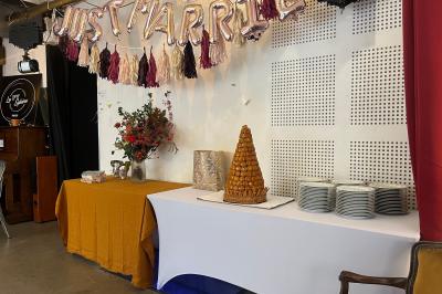 Vue intérieure d'un appartement moderne avec cuisine ouverte, et photo extérieure d'un immeuble résidentiel.